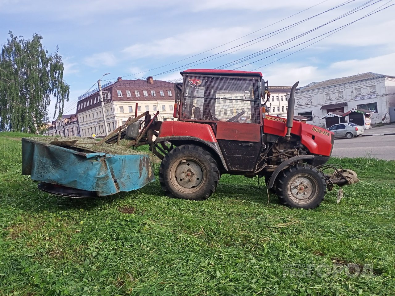 На древний вал в Юрьев-Польском загнали трактор для покоса травы