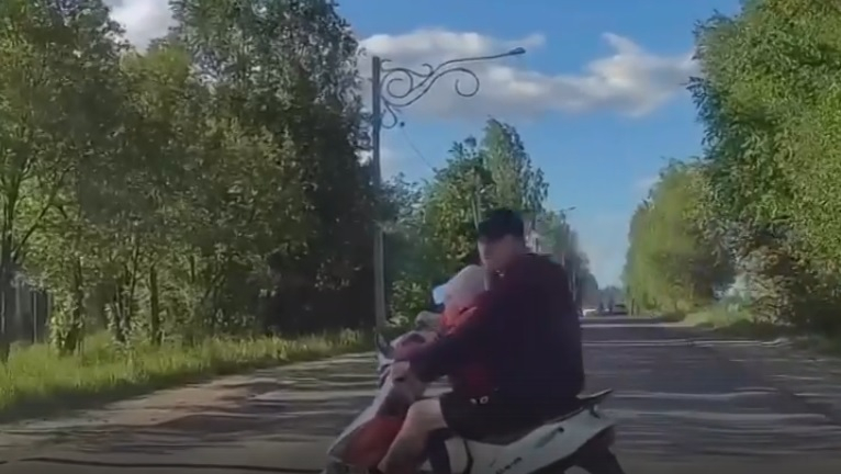 В Александровском районе скутерист с ребенком чудом не погиб под колесами легковушки
