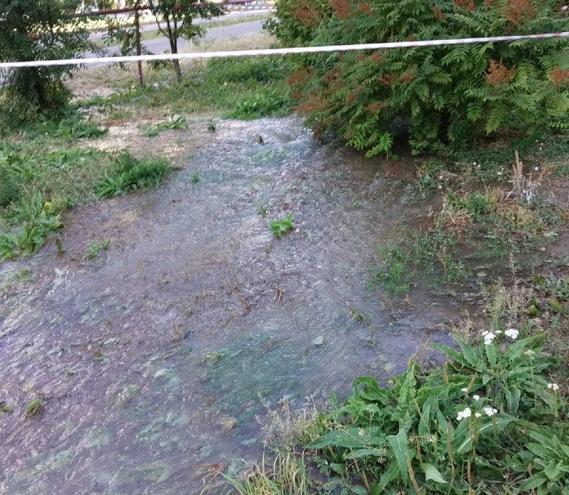 Коммунальная авария в Добром: затопило газон и пешеходную зону