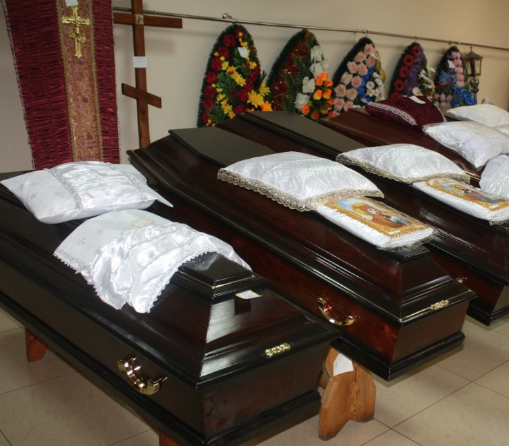 Ковровчане незаконно продавали гробы и венки в жилом доме