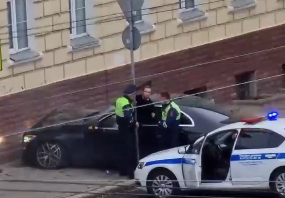 ДТП в центре Владимира: автомобилист врезался в здание школы