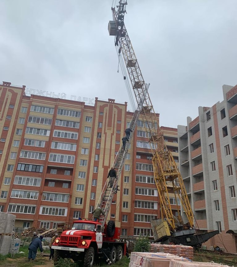 В Александрове строительный кран чуть не упал на девятиэтажку