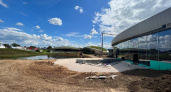 На строящемся здании аквапарка в Суздале уже зеленеет газон