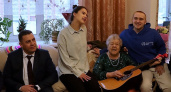 Играющую на гитаре столетнюю бабушку поздравил с юбилеем мэр Дмитрий Наумов 