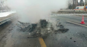 Пожар на трассе М-12 во Владимирской области превратил машину в груду металлолома
