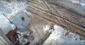 Во Владимирской области мужчину с коляской чуть не придавило рухнувшей с крыши снежной глыбой 