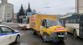 Около "Золотого кольца" во Владимире столкнулись автобус и Газель