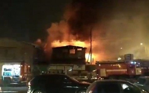 В Коврове сегодня ночью сгорел огромный автосервис