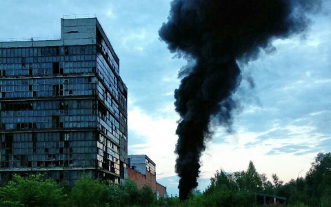 На территории Химзавода во Владимире полыхал пожар