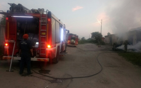За ночь во Владимирской области сгорели шиномонтаж, автомобиль и жилой дом