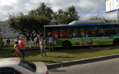 Автобус вылетел на тротуар на въезде во Владимир