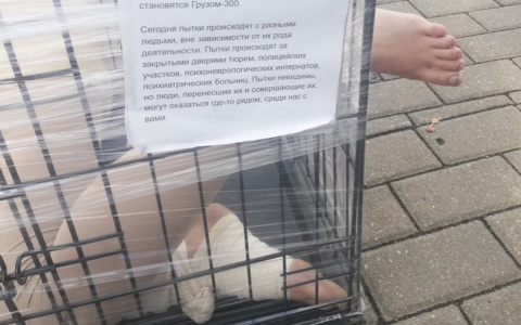 Во Владимире девушка заперлась в клетке возле Успенского собора