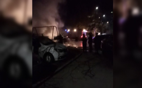 Ночной пожар во Владимире: жители спасли машину (видео)