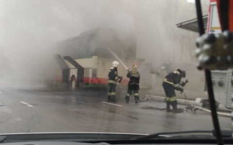 Во Владимире возле Белого дома загорелся туристический автобус