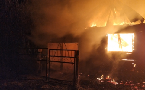 Под Владимиром в страшном пожаре сгорел жилой дом