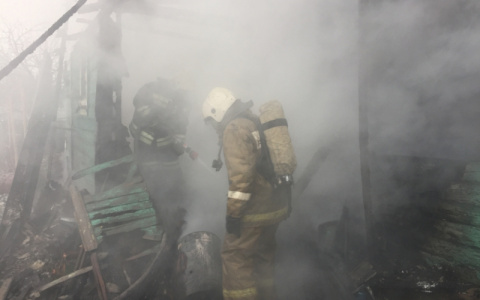 В Кольчугино сгорел жилой дом: есть пострадавший