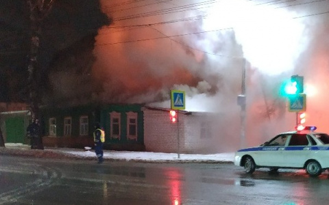 Крупный пожар в Коврове: сгорел большой жилой дом (видео)