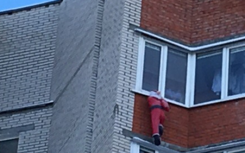 Во Владимире был замечен Дед Мороз, свисающий с балкона многоэтажки