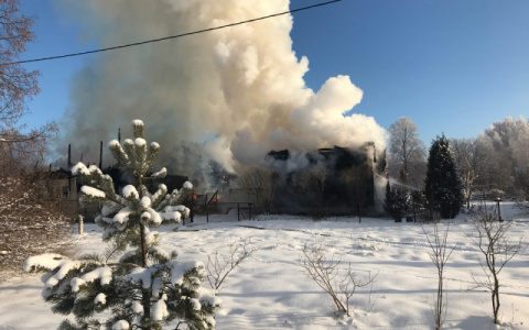 В Петушинском районе пожар с одной дачи перекинулся на другую