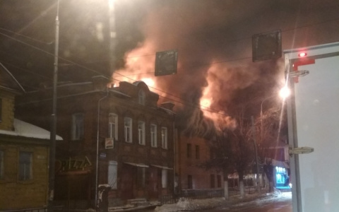 Пожар в Покрове: у трассы полыхал магазин