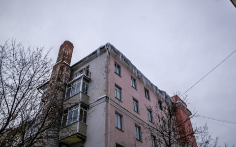 Последствия снегопадов во Владимире: на крышах сосульки, на дорогах сугробы
