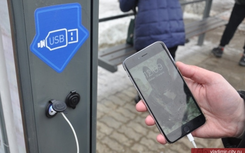 На автобусных остановках Владимира появятся USB-зарядки