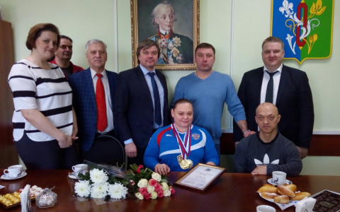 Лакинская спортсменка привезла "золото" с чемпионата РФ по пауэрлифтингу