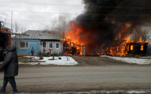 Сергейцево в огне: из-за вспыхнувшего авто сгорели два частных дома