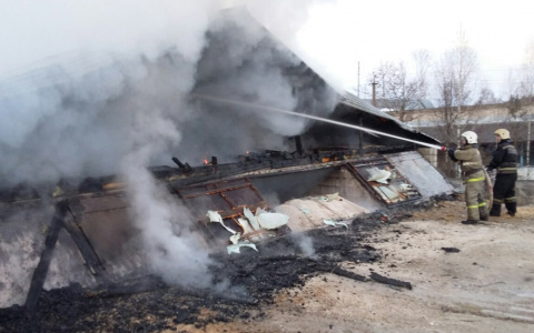 В поселке Мелехово Ковровского района сгорел цех по изготовлению дверей