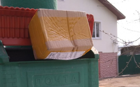 Сотрудник "Почты России" решил впихнуть коробку в почтовый ящик