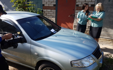 У жительницы Владимира отобрали Nissan Almera за долги