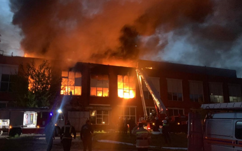 Полсотни людей тушили пожар на заводе Точмаш