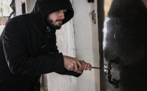 Незакрытая дверь и кража на 60 тысяч рублей