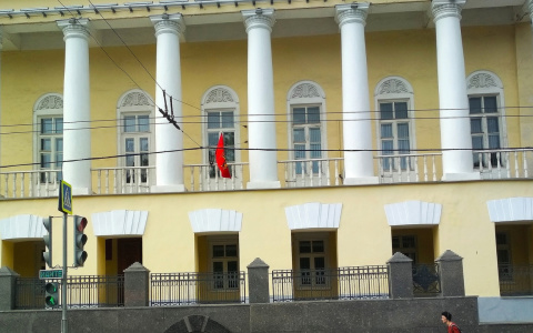 «Ад перфекциониста»: Горожанку удивили детали фасада одного из зданий