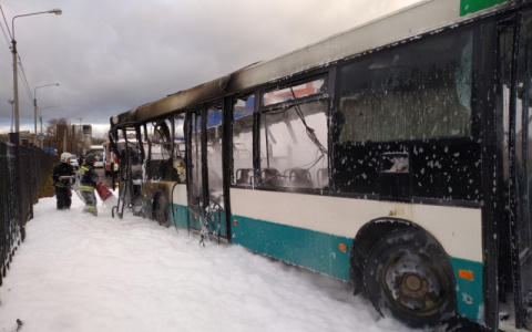 Появилось видео с пожара в автобусе на Мостостроевской