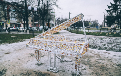 На Чайковского установили светящийся рояль