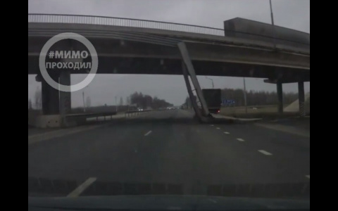 Под Владимиром отвалившийся кусок моста чуть не упал на машины