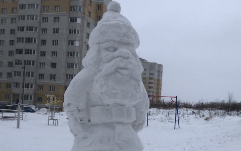 Креатив по-владимирски: горожане лепят причудливых снеговиков