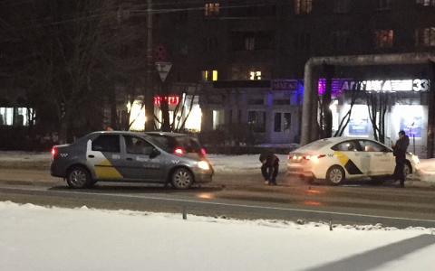 Во Владимире произошла авария сразу с двумя такси