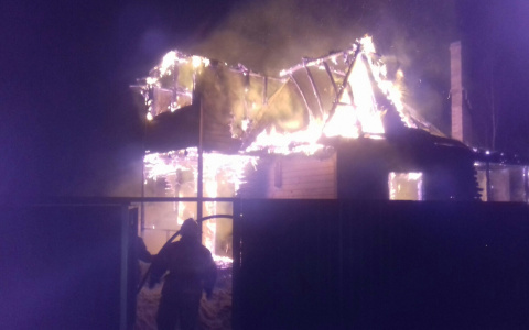Сегодня в Коврове сгорел дом на 200 квадратных метров