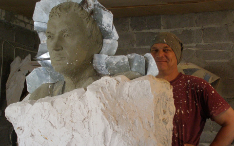 Дочь скульптора рассказала об истории создания "Работающего студента" во Владимире