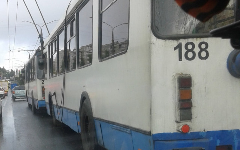 Во Владимире на Пичугина из-за аварии остановили движение троллейбусы