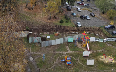 Во Владимире траншея рядом с детской площадкой угрожает здоровью детей