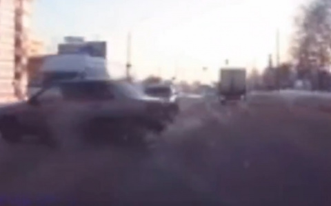 Опубликовано видео аварии с каретой скорой помощи во Владимире