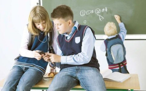 Роспотребнадзор запретил пользоваться смартфонами на уроках