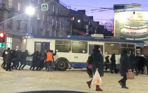 Жители Владимира руками вытолкали застрявший на дороге троллейбус