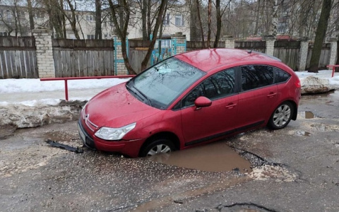 Дороги в Коврове: "Сначала осталась без бампера, потом пробила 2 колеса"