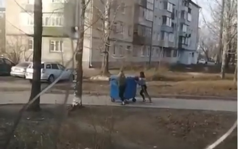 Две девушки в Коврове угнали мусорный бак
