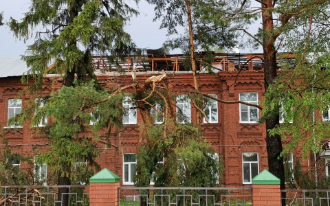 В Гороховце ураганный ветер снёс крышу с больницы