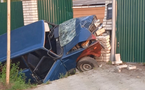 Машина всмятку: автомобилист на "Жигулях" влетел в забор